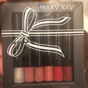MARY KAY-New mini size 6 pack lip gloss sample.